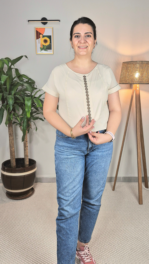 Boncuk Detaylı Krem Bluz