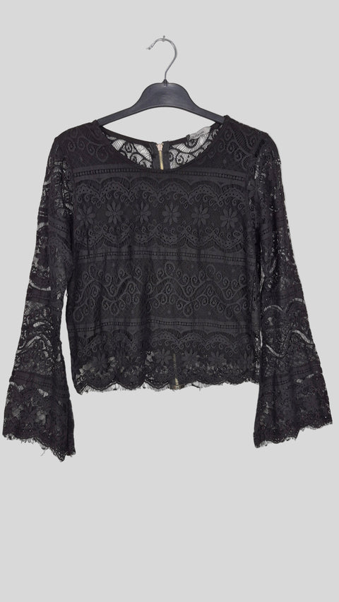 Ön kısmı astarlı dantel siyah bluz