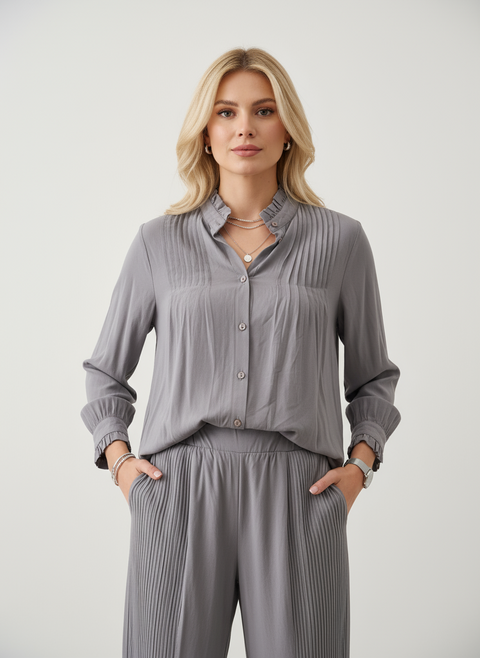 Gri yakası fırfırlı gömlek