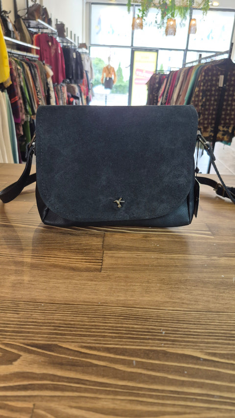 Siyah süet-deri kapaklı postacı çanta