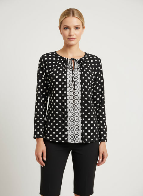 önü dantel ve bağlama detaylı puantiye desenli bluz