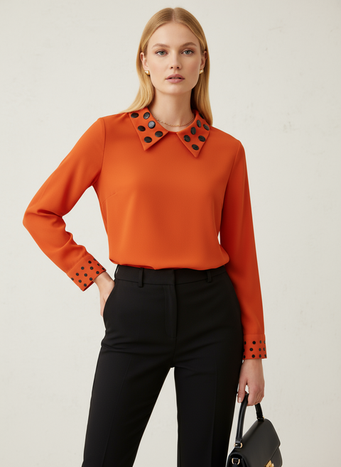 Yakası siyah boncuklu narçiçeği bluz