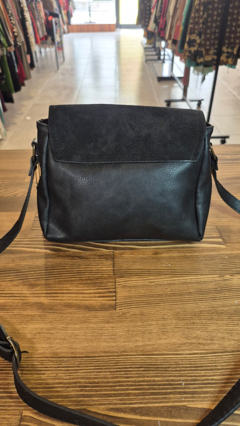 Siyah süet-deri kapaklı postacı çanta