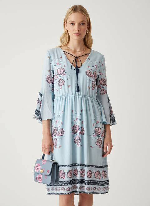 Çiçek desenli mavi elbise