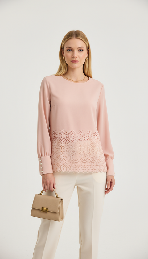 Alt kısmı delik desenli kolları düğme detaylı pudra pembe bluz