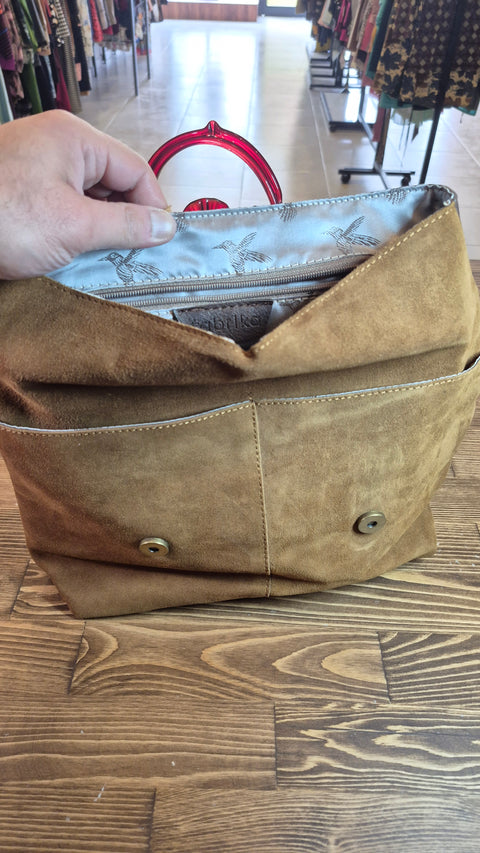 Camel süet-deri kapaklı sırt çanta