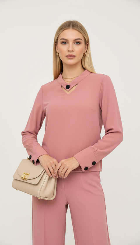 Yakası ve kolları büyük siyah metal detaylı pembe bluz