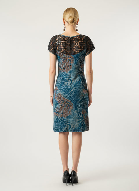 dantel ve pul detaylı karışık desenli kemerli elbise