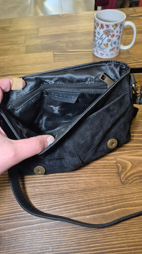 Siyah süet-deri postacı çanta