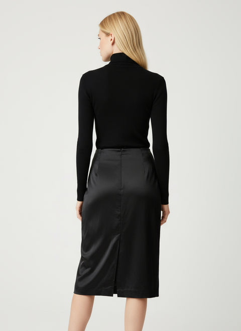 Siyah saten arkası yırtmaçlı diz boyu etek