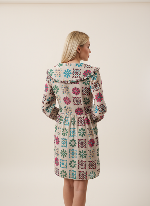 Çiçek desenli bej rengi elbise