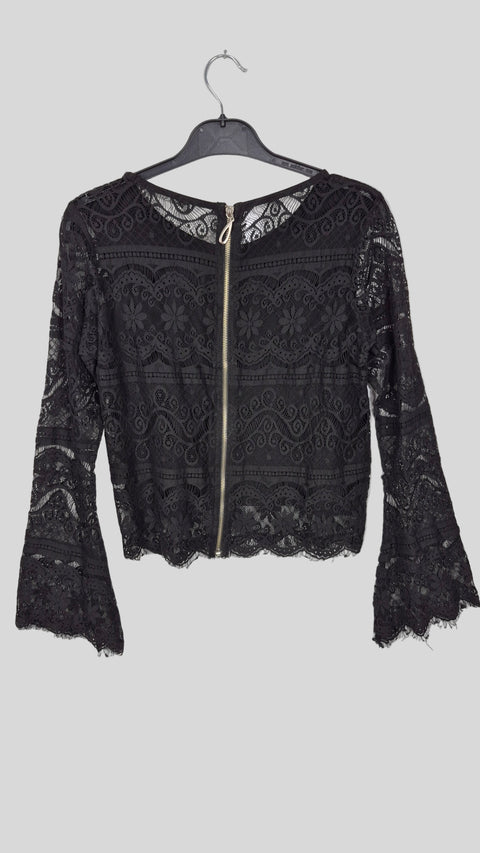 Ön kısmı astarlı dantel siyah bluz