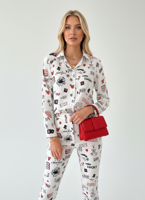 Yazılı detaylı beyaz gömlek