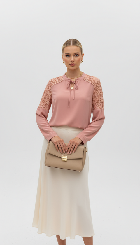 Omuzları çiçek dantel detaylı önü bağlamalı pembe bluz