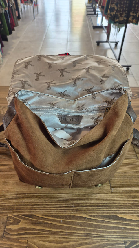 Taba süet-deri kapaklı sırt çanta