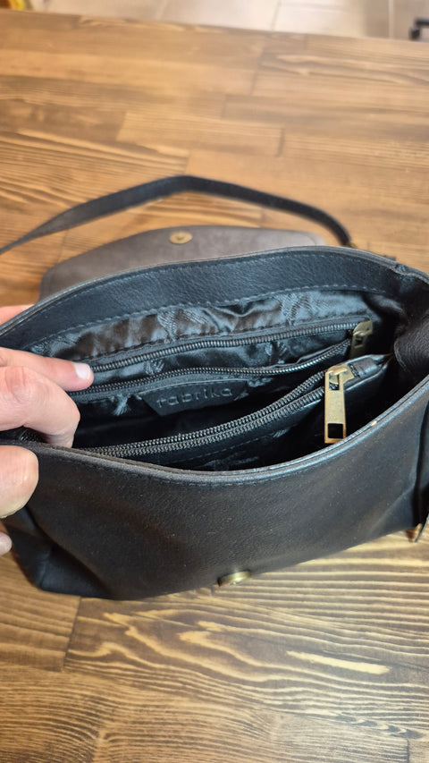 Siyah süet-deri kapaklı postacı çanta