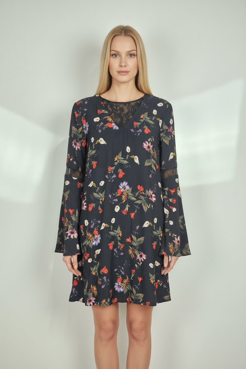 yakası ve kolları transparan dantel detaylı çiçekli siyah elbise