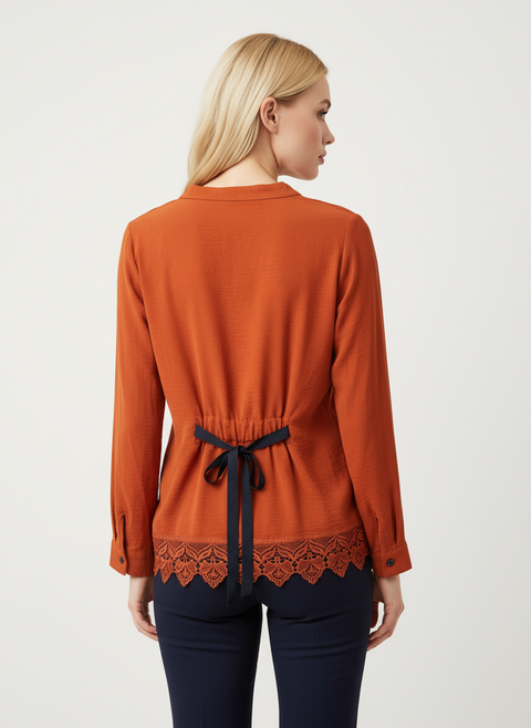 Altı dantelli arkası bağlama detaylı kiremit rengi gömlek