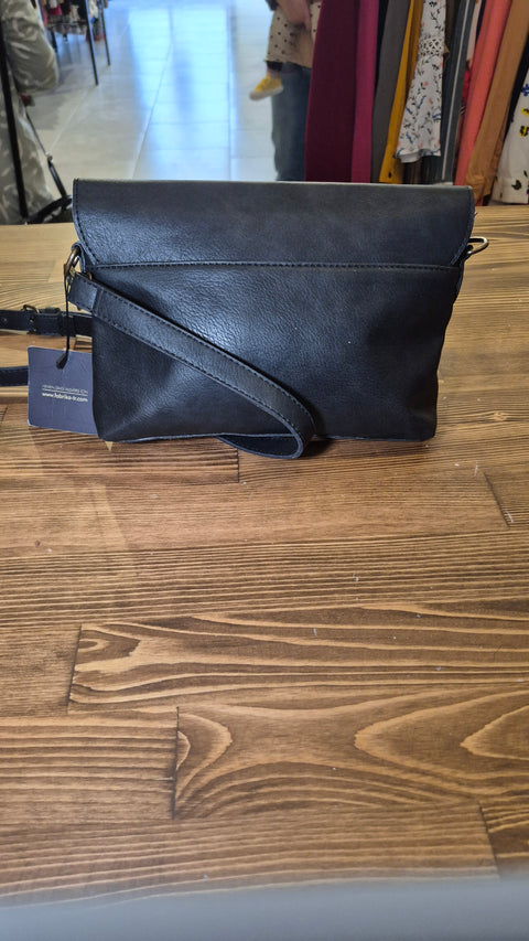 Siyah süet-deri postacı çanta